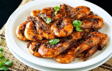 The sweetness of the pineapple juice and sugar, contrasts with the sourness of but it does, as sweet and sour chicken is one of the top most popular cantonese dishes in the world! Restaurant Style Sweet Sour Prawns | Singapore Food