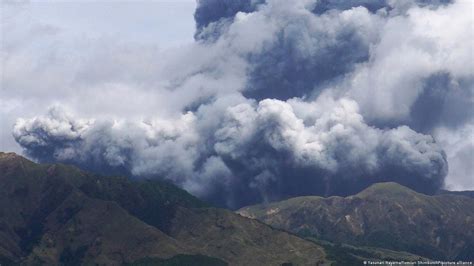 Japans Mount Aso Volcano Erupts Dw 10202021