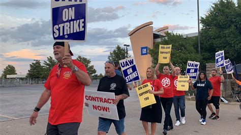 Walking The Picket Line With Striking Gm Workers Association Of