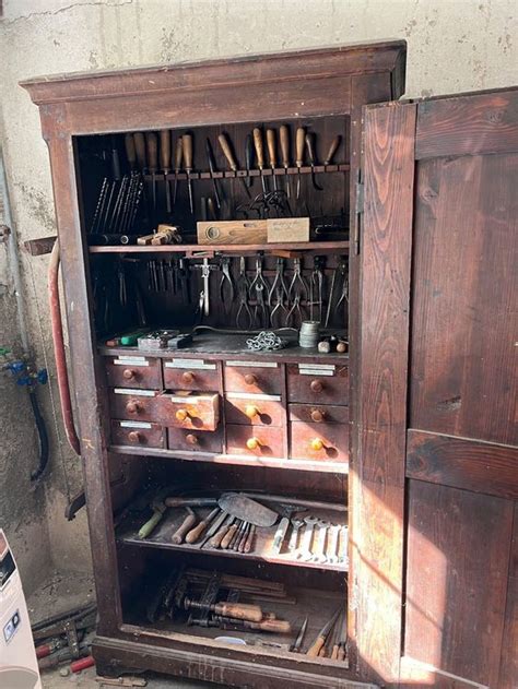 Werkzeugschrank Antik Mit Werkzeug Kaufen Auf Ricardo