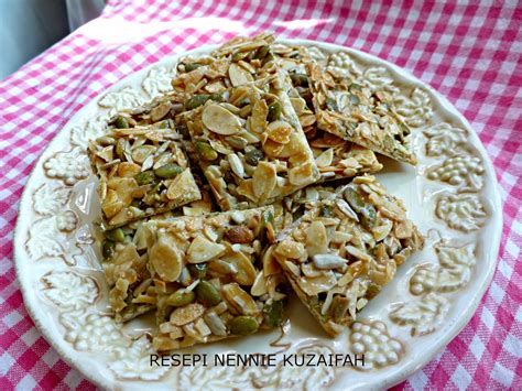 Traditional florentines are made from sugar, honey, nuts, seeds, spice and candied fruit. RESEPI NENNIE KHUZAIFAH: Florentine cookies