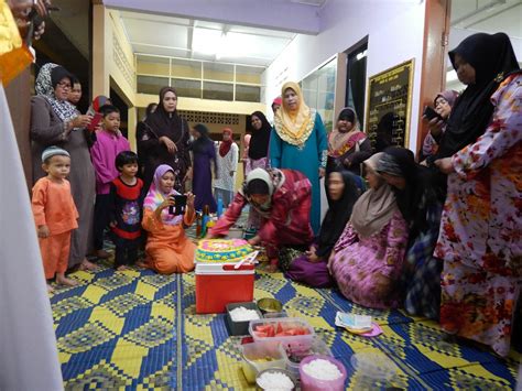 Memaknai hari ibu sebagai hari perempuan. GDW Kampung Bayai Lama: SAMBUTAN HARI IBU 2014