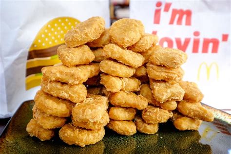 These chicken nuggets use real chicken breast meat so you know they will be a much higher quality than that ground bunch of mystery stuff you find in the drive thru. Chicken McNuggets van de McDonalds zijn te koop bij de ...