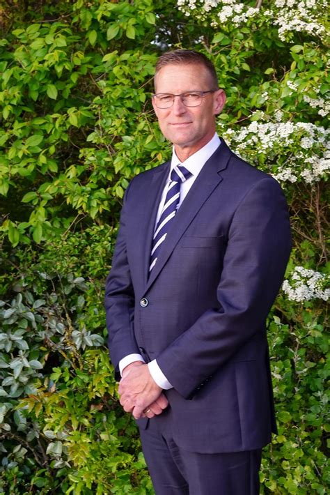 Ecologist and assistant professor at wageningen university, studying the causes of biodiversity change and its consequences for ecosystem processes and services. Theo van der Plas & Bouwe Hoek Begrafenisverzorging