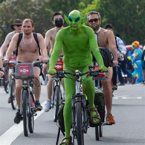 Szikra Mi Melltart World Naked Bike Ride Nude Kir Lyi Csal D R K Korona