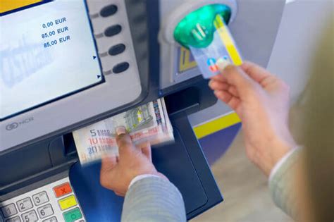 Die details ﻿zeigt die tabelle. Kann ich mit meiner Bankkarte überall Geld abheben ...