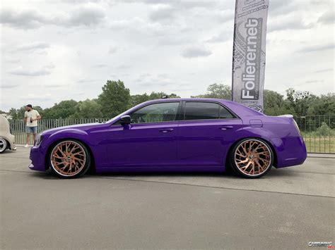 A small patch of donkey blue wedged in a sea of elephant red. Chrysler 300 SRT8 2015 on Air, side
