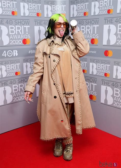 Billie Eilish Posa Con Su Premio Tras Los Brit Awards 2020 Alfombra