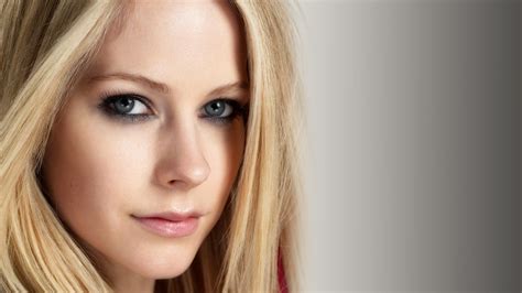 Avril Lavigne Blonde Blue Eyes Face Wallpapers Hd Desktop And