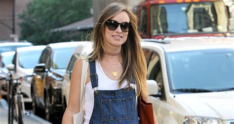 Olivia Wilde Shows Off Her Baby Bump In Cute Overalls Olivia Wilde Pregnant Celebrities