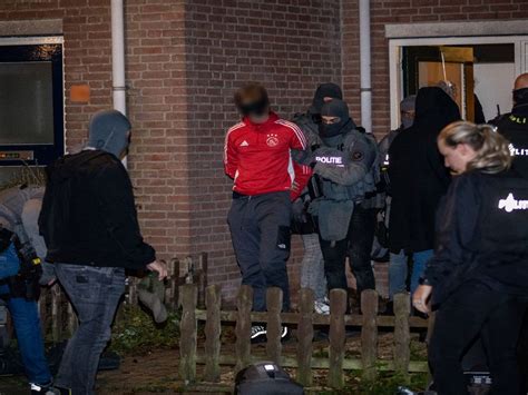 politie valt woningen in oud beijerland binnen twee aanhoudingen rijnmond