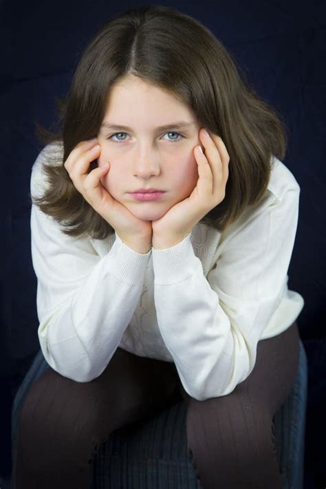 porträt des schönen jungen mädchens mit blauen augen stockbild bild von farbe augen 56495117