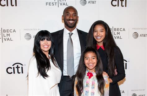Kobe Bryants Oldest Daughter Takes Photo In Front Of Mural Honoring