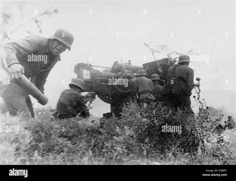 Deutsche Soldaten Mit Einem Flak Geschütz Im Zweiten Weltkrieg An Der