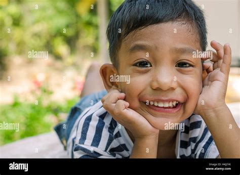 Kid Asian Smile Hi Res Stock Photography And Images Alamy