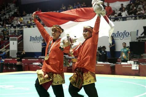Ganda putra dan putri bulu tangkis indonesia, maju ke semifinal! Diwarnai Insiden Gong, Ganda Putri Pencak Silat Indonesia ...