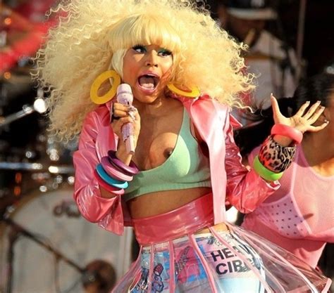 Celebrities Nip Slips Nicki Minaj Pulls Down Bra And Flashes Her Nipple
