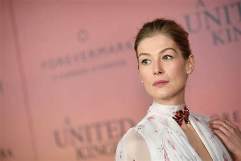 Rosamund Pike To Star In Amazons The Wheel Of Time Adaptation