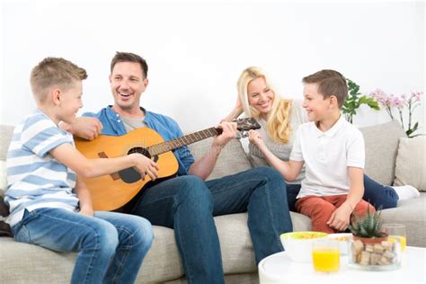 Familia Caucásica Feliz Que Sonríe Tocando La Guitarra Y Cantando