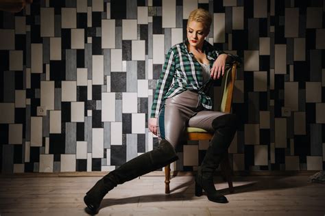 Kostenlose Bild Outfit Mode Trendy Stil Stiefel Frau Hose Junge Frau Posiert Sitzen