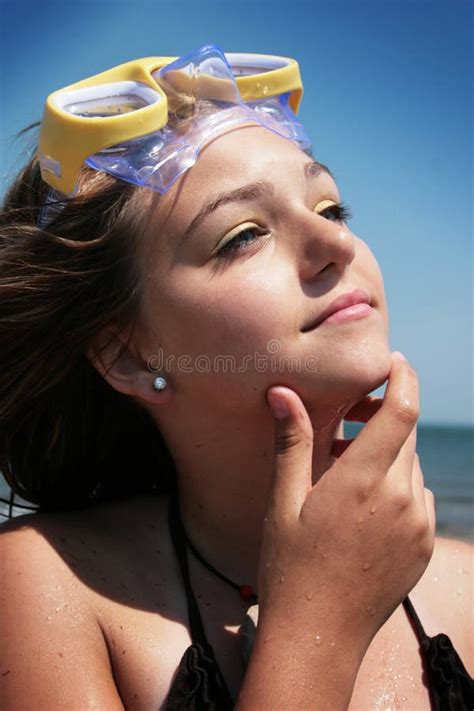 Adolescente En La Playa Imagen De Archivo Imagen De Playa