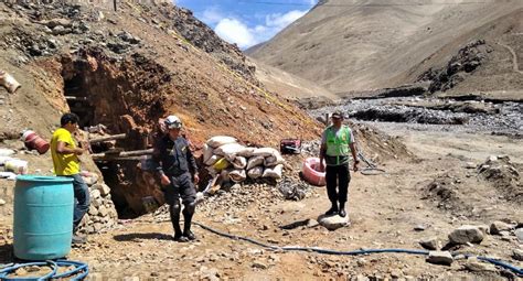 arequipa alertan sobre minero atrapado en socavón tras caída de huaico nnpp peru peru21