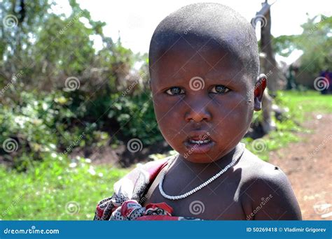 Ein Schwarzafrikanerkind Mit Einem Schmutzigen Gesicht