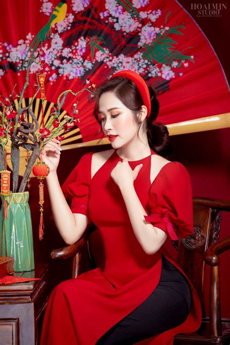 Trong khoảnh khắc sum vầy ngoài những món tết đến rồi đó, chẳng lẽ trơ cùi cùng tuế nguyệt, kìa! CEO Thảo Nguyên trong tà áo dài truyền thống Việt Nam mùa ...