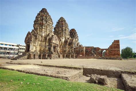 Phra Prang Sam Yod En La Provincia De Lop Buri Tailandia Imagen De Archivo Imagen De Lugar