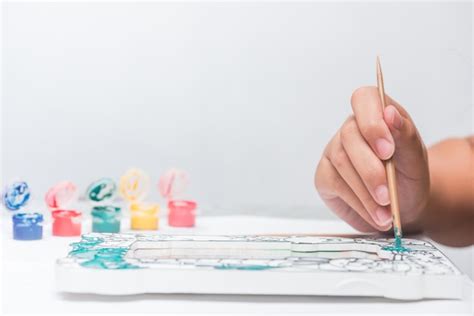 Les Enfants Apprennent Le Coloriage Et La Peinture En Classe Photo