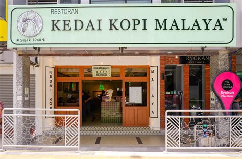 Kedai runcit biasanya menjual makanan mentah kering seperti beras dan tepung, serta pelbagai barangan. Eat Drink KL: Kedai Kopi Malaya, Damansara Uptown