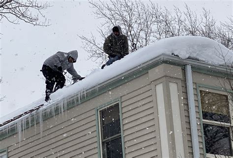 Huge Icicles Heavy Snow Or Ice Dams On Your Roof Heres What Experts