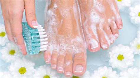 Sie erhalten in entspannter atmosphäre den genuß einer umfassenden fusspflege mit hochwertigen und ausgewählten produkten. Fußpflege selber machen: Die besten Tipps | Fußpflege ...