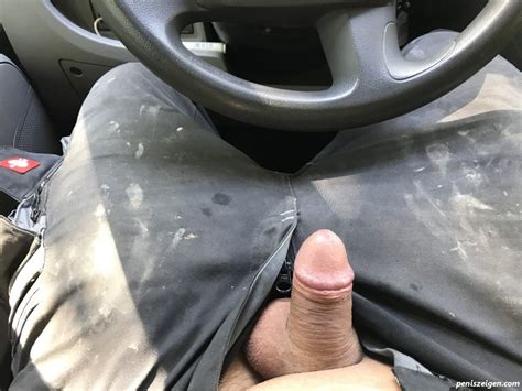 Nackter Mann im Auto beim Pimmel lüften Kostenlose Penis Bilder und