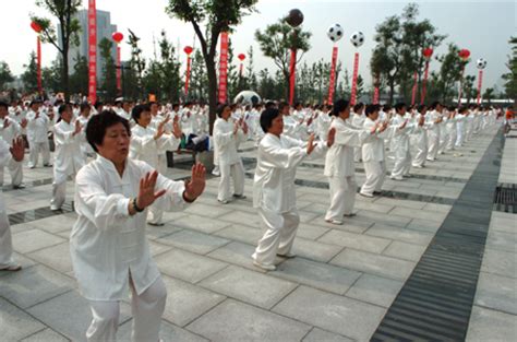 The most commonly associated sport with china would likely be martial arts, but traditional chinese martial arts have been brushed aside for a long time in the mainland of china,where several sports are popular.the most succesful one is table tennis,but the most popular sport is football,i think. Top Ten China sports news