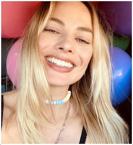Popoholic Blog Archive Margot Robbie Gives Us A Tastysweet Selfie