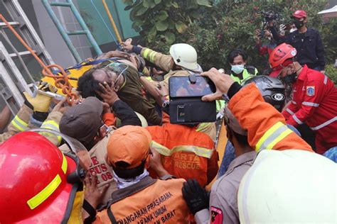 Begini Proses Evakuasi Korban Kebakaran Gedung Cyber 1