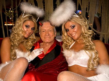 Hugh Hefner Moving Shannon Twins Karissa And Kristina Back Into The Playbabe Mansion E News