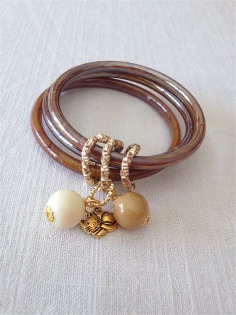 La loro anima etnica che urla estate non può che fare innamorare qualunque donna appassionata di gioielli, e per questo bijou brigitte ha inserito qui un'ampia gamma di bracciali rigidi oro. BRACCIALE RIGIDO CON PENDENTI - Gioielli - Bracciali e ...