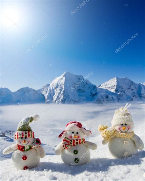 Winter Schnee Sonne Und Spaß Freunde Glücklich Schneemann