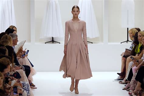 Dior sfila a Parigi con la collezione di Alta Moda è un trionfo del nude