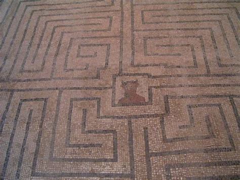Le Minotaure Dans Le Labyrinthe Ancient Symbols Ancient Cities