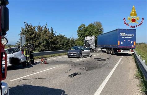 Auto Si Scontra Con Un Tir Morto Un Enne