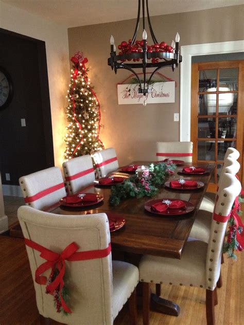 21 christmas dining room decorating ideas with festive flair! Dinning room for the Holidays. Tree in dinning room ...