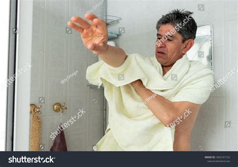 man drying after shower Über 337 lizenzfreie lizenzierbare stockfotos shutterstock