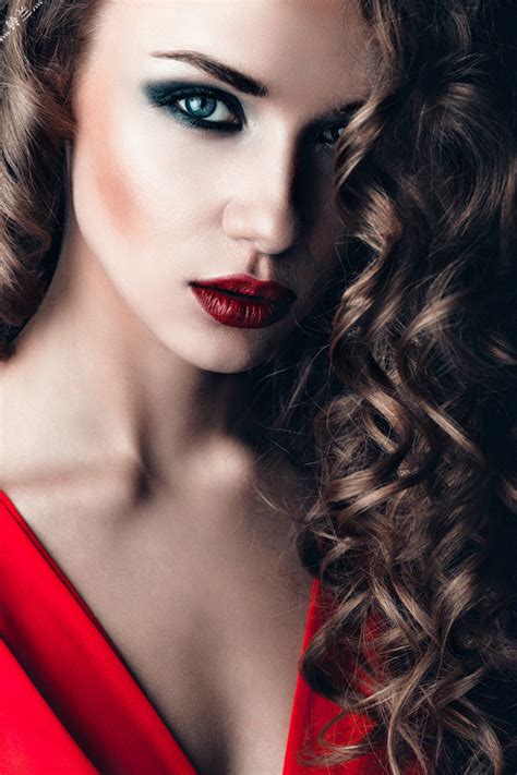 Pin By Dilek Garip On Colors Perfect Red Lips Brunette Beauty