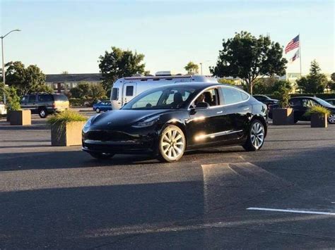 Показали нову Tesla Model 3 фото