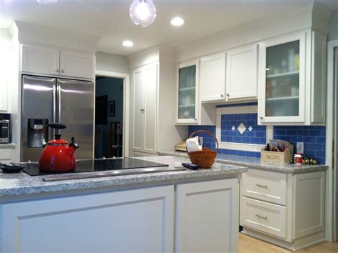 Arcadia white shaker crown molding. Shaker Style Cabinets with Crown Molding and Gray Granite ...