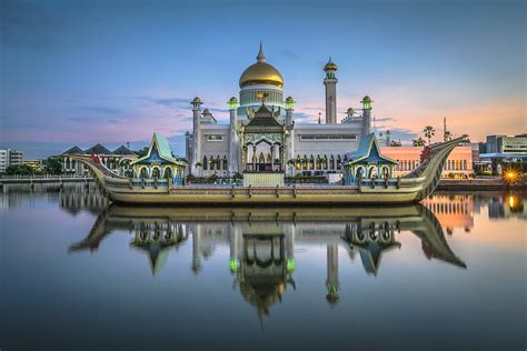 Jika traveler melancong ke bandar seri begawan, brunei darussalam, di sana ada masjid sultan omar ali saifuddin. Sultan Omar Ali Saifuddin Mosque | Sultan Omar Ali ...