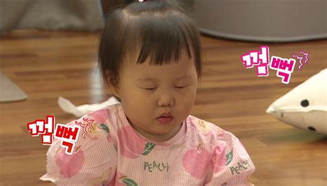 그 이전 장윤정의 프리선언 하는 경완에게 내걸었던 조건들과 그때당시 입장까지! 하루종일 바나나 까는 벤틀리 오빠 기다리다 지쳐 잠들어버린 ...